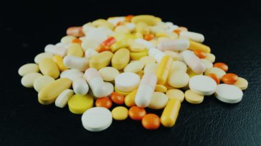 Hapları bir sürü ilaç üstüne düşmek. Uyuşturucu kavramı kötüye