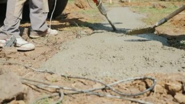 Astar Vakfı iş, işçi bir vibratör ve kürek ile bir mikser gelen beton al