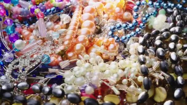 Bijouterie de couleur. Perles et bracelets — Video