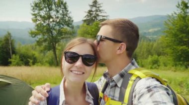 Romantik Genç çift selfie kamp içinde yapıyor. Yaşam aktif bir şekilde, birlikte seyahat