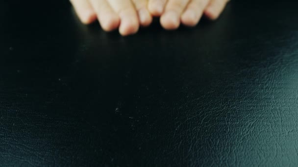 Mains en avant un tas de drogues .