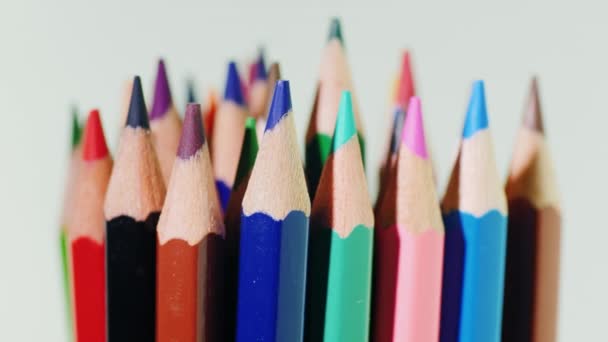 Набор ярких разноцветных карандашей на белом фоне — стоковое видео