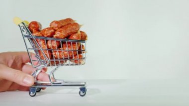 Sosis ile küçük bir alışveriş arabası dışarı el rulo.