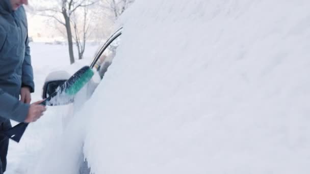 ドライバーをきれいに彼の車が雪の中から — ストック動画