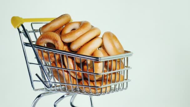 Cesta de compras con rosquillas sobre fondo blanco — Vídeo de stock