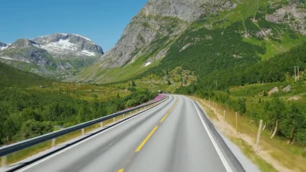 Viaje a través de la increíble Noruega, la vista desde la ventana del coche sobre la naturaleza de Escandinavia — Vídeos de Stock