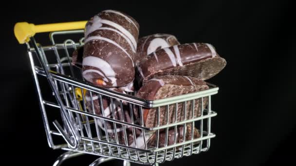 Ψώνια καλάθι γεμάτο σοκολάτες. Υψηλής θερμιδικής αξίας γλυκό τροφίμων — Αρχείο Βίντεο