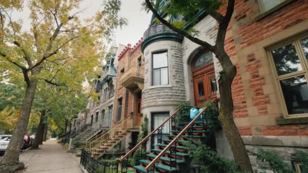 Ulica z starych wiktoriańskich domów w Montreal, Kanada — Wideo stockowe