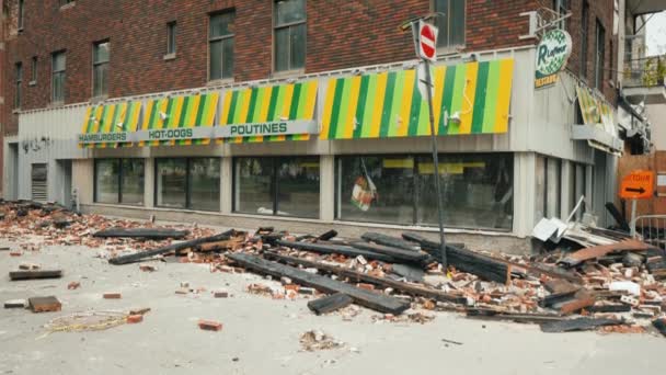 Montréal, Canada, octobre 2018 : Magasin avec des traces de feu, sur la route sont du bois brûlé et des parties du bâtiment — Video