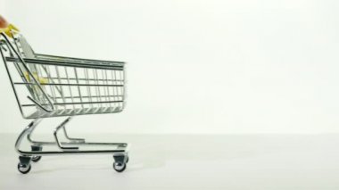 Alıcılar el küçük alışveriş sepeti ileri iter. Alışveriş için bekliyor