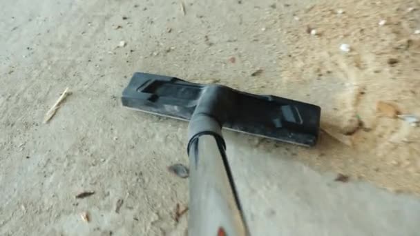 Ηλεκτρική σκούπα συλλέγει τα συντρίμμια από το πάτωμα, first-person άποψη — Αρχείο Βίντεο