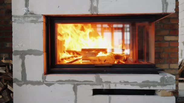 Chimenea portal con un horno de esquina en una casa donde las reparaciones no están terminadas — Vídeo de stock