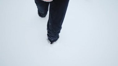 POV video bir kadının derin karda diz boyu. Blizzard ve kötü hava koşulları, yol yok