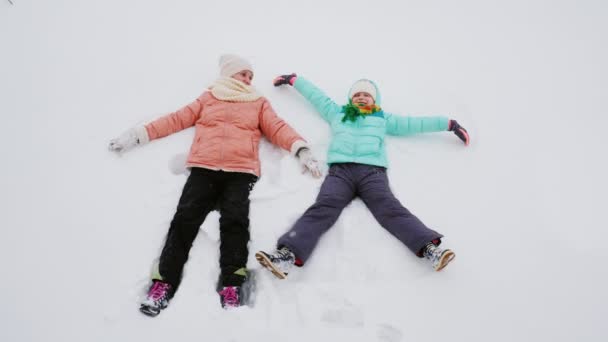 Atividade de inverno - mãe e filha se divertem na neve — Vídeo de Stock