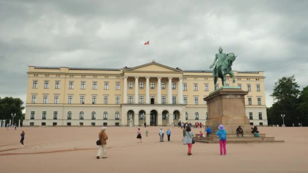 Oslo, Norveç, Temmuz 2018: Oslo 'daki kraliyet sarayının ünlü binası, turistler yakınlarda yürüyorlar. — Stok video