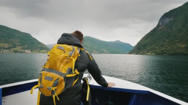 El viajero admira la hermosa vista desde la proa de un crucero. Crucero de fiordos en Noruega — Vídeo de stock