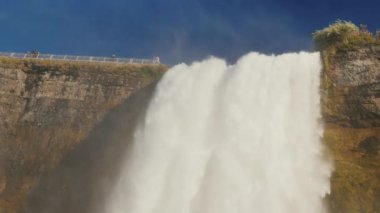 Aşağı su Niagara Falls güçlü bir akışı atılıyor. Mavi gökyüzü, çekim düşük nokta arka planı