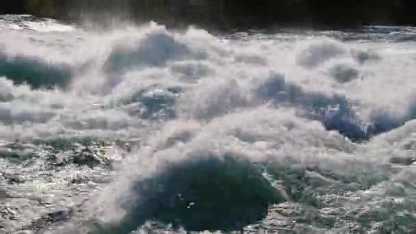 Fluxo tempestuoso de um rio de montanha. Vídeo em câmera lenta 4K — Vídeo de Stock