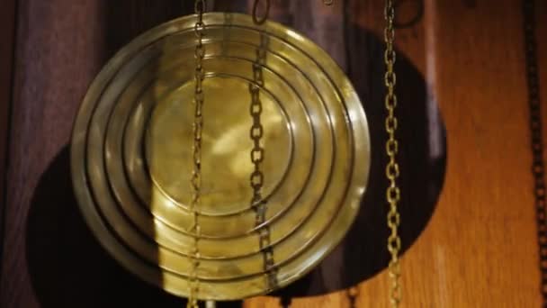 Il pendolo del vecchio orologio antico, oscillante da un lato all'altro. Concetto vecchio tempo e tempo — Video Stock