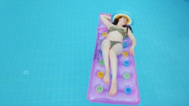 siyah saçlı şişme havuzu güneşlenme renkli şık şapka içinde genç bir kızla.