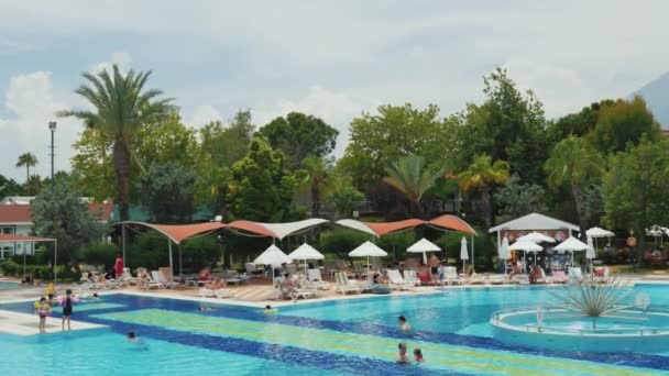 Kemer, Turkey, June 2018: Large swimming pool and leisure infrastructure in a Turkish hotel — Stock Video