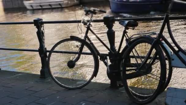 在阿姆斯特丹的运河栏杆上骑自行车。市内最受欢迎的交通 — 图库视频影像