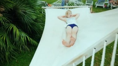 İki güzel kız kız arkadaşım bir hamak bir egzotik tatil oyun oynamak