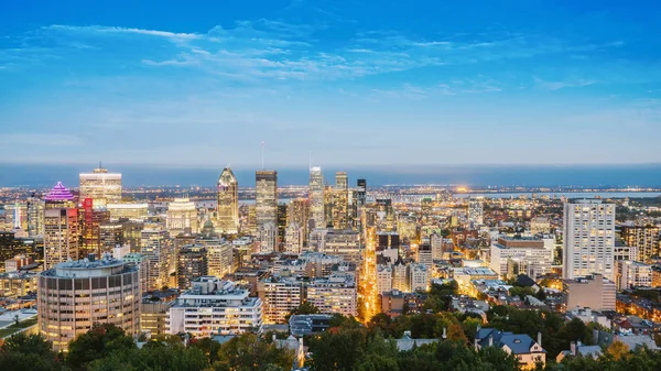 Vista de la ciudad de Montreal en Canadá, la noche antes del atardecer — Foto de Stock