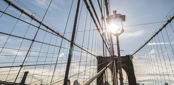 El sol brilla desde los muelles del puente de Brooklyn — Foto de Stock