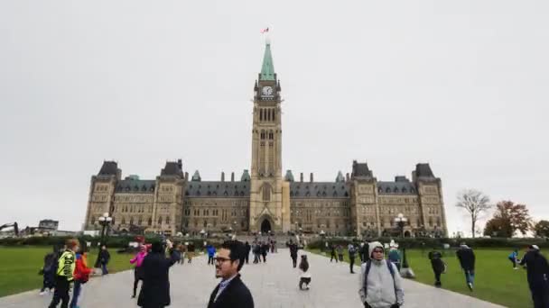 Ottawa, Canadá, outubro de 2018: Edifício histórico do Parlamento Canadense em Ottawa, muitos turistas visitando os pontos turísticos. Hyperlapse vídeo — Vídeo de Stock