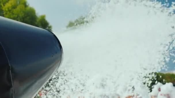 El arma derrama mucha espuma sobre la gente bailando. Fiesta de espuma en la playa, entretenimiento para los turistas — Vídeo de stock