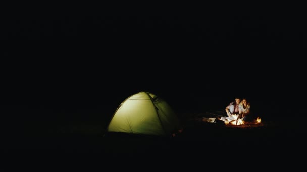 Casal jovem e romance. O fogo na tenda e recreação ao ar livre — Vídeo de Stock