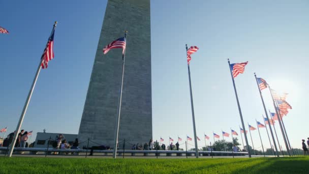 Washington DC, USA, październik 2017: turyści odpoczywają w pobliżu pomnika Waszyngtona — Wideo stockowe