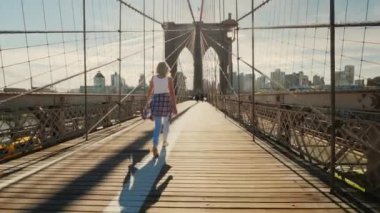 New York'ta Brooklyn Köprüsü'nde aktif genç kadın yürüyor