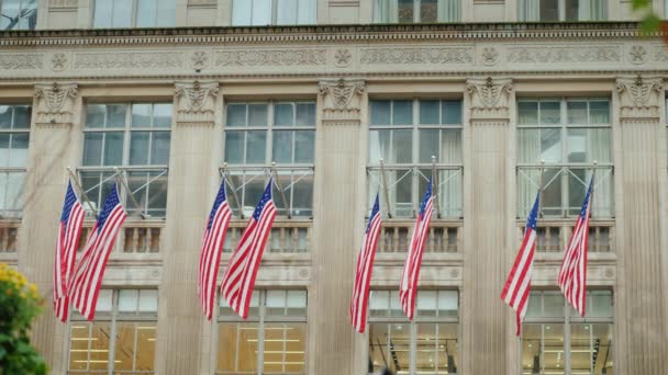 Ряд американских флагов на фасаде административного здания в Нью-Йорке — стоковое видео