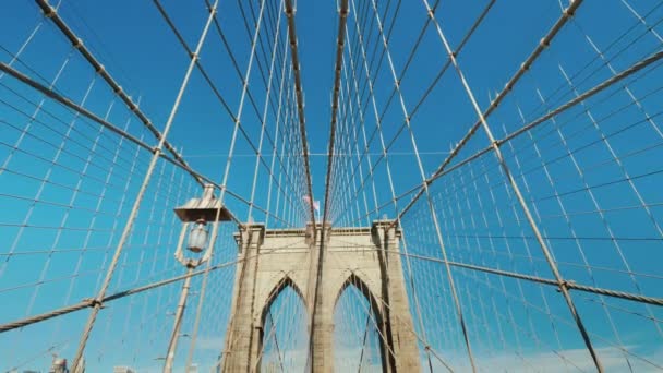Caminar por el puente de Brooklyn, vista en primera persona — Vídeo de stock