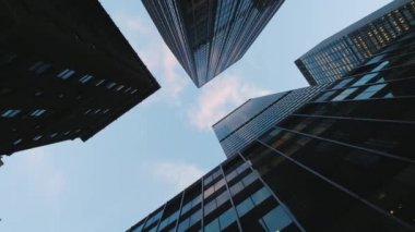 Şehir New York yüksek binalar arasında binme, açı çekim daha düşük
