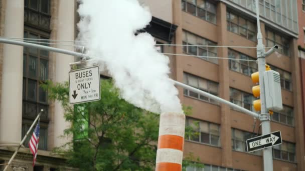 Herkenbare gestreepte buis van welke stoom komt in New York. Een van de symbolen van de stad is stoom uit het stoom verwarmingssysteem van de stad — Stockvideo