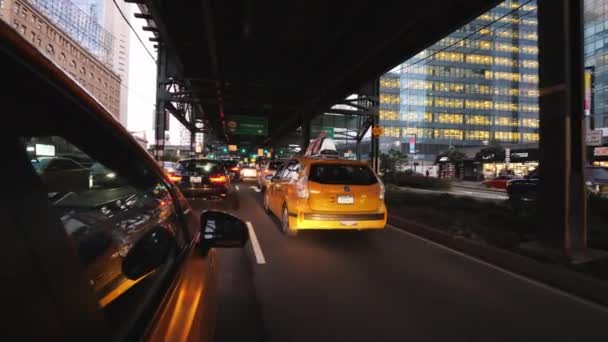 New York, États-Unis, octobre 2018 : Un taxi jaune passe sous l'un des ponts de New York, trafic achalandé vers l'heure de pointe de la ville — Video