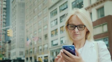 New York şehir merkezinde Smartphone kullanarak çekici kadın