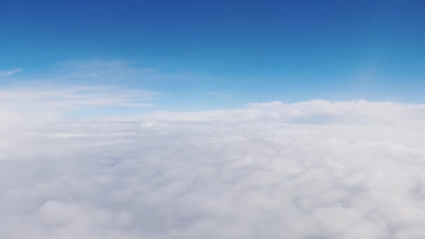 Volando entre las nubes - vista desde la ventana de un avión — Vídeo de stock