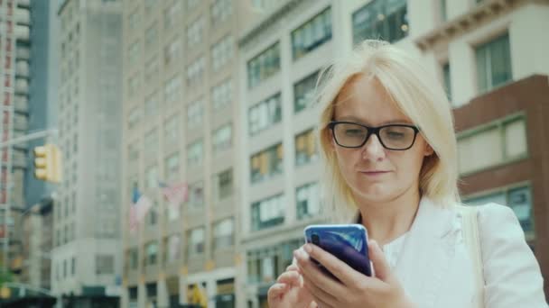 Donna attraente utilizzando smartphone nel centro di New York — Video Stock