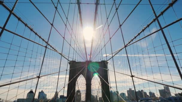 Τον ήλιο πάνω από την γέφυρα του Μπρούκλιν, ένα από τα σύμβολα της Νέας Υόρκης — Αρχείο Βίντεο