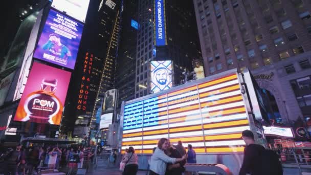 New York, USA, říjen 2018: lidé chodí a fotit na slavné náměstí Times Square v New Yorku — Stock video