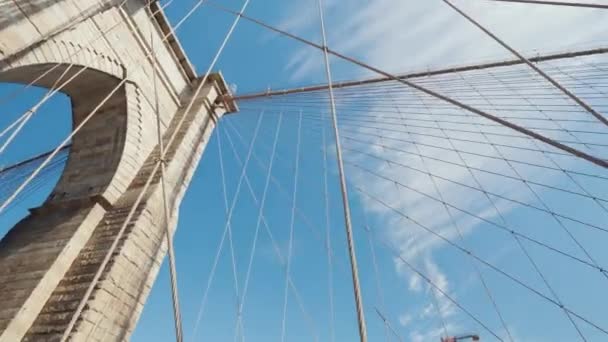 Головокружительный вид Бруклинского моста в Нью-Йорке от первого лица — стоковое видео