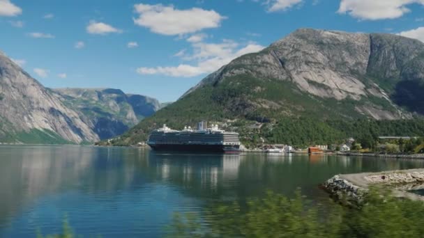 Fahrt entlang der malerischen Küste des Fjords, wo der Ozeanriese vor Anker liegt — Stockvideo
