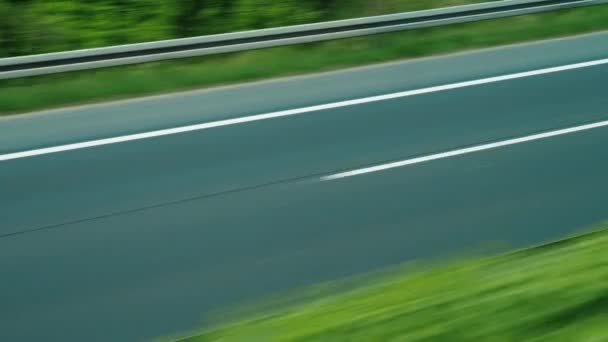 Fahrt auf einer Qualitätsautobahn, Blick aus dem Busfenster — Stockvideo