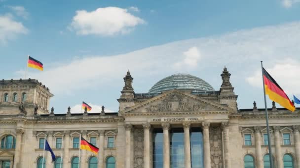 Berlin 'deki Bundestag 'ın tarihi binası. Açık bir bahar günü, Almanya bayrakları rüzgar çırpınan vardır — Stok video