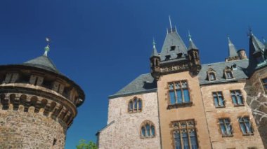 Görkemli antik kale - Harz içinde yer alan bir schloss Wernigerode kalesidir. Düşük açılı video