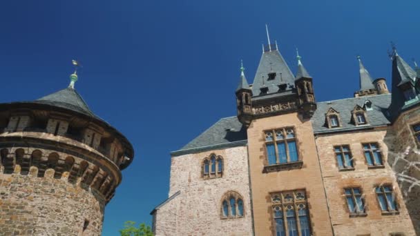 El majestuoso castillo antiguo Castillo de Wernigerode es un schloss situado en el Harz. Vídeo de ángulo bajo — Vídeo de stock